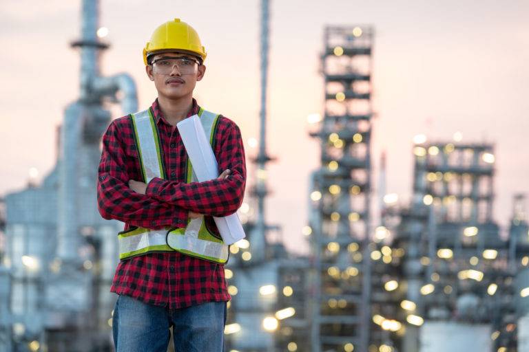 refinery-industry-engineer-wearing-ppe-refinery-construction-site